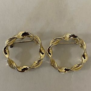 VINTAGE MATCHING BROOCHES